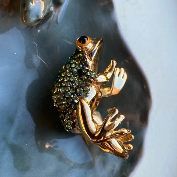 Encrusted with green crystals gold tone frog ring - Picture 9 of 10